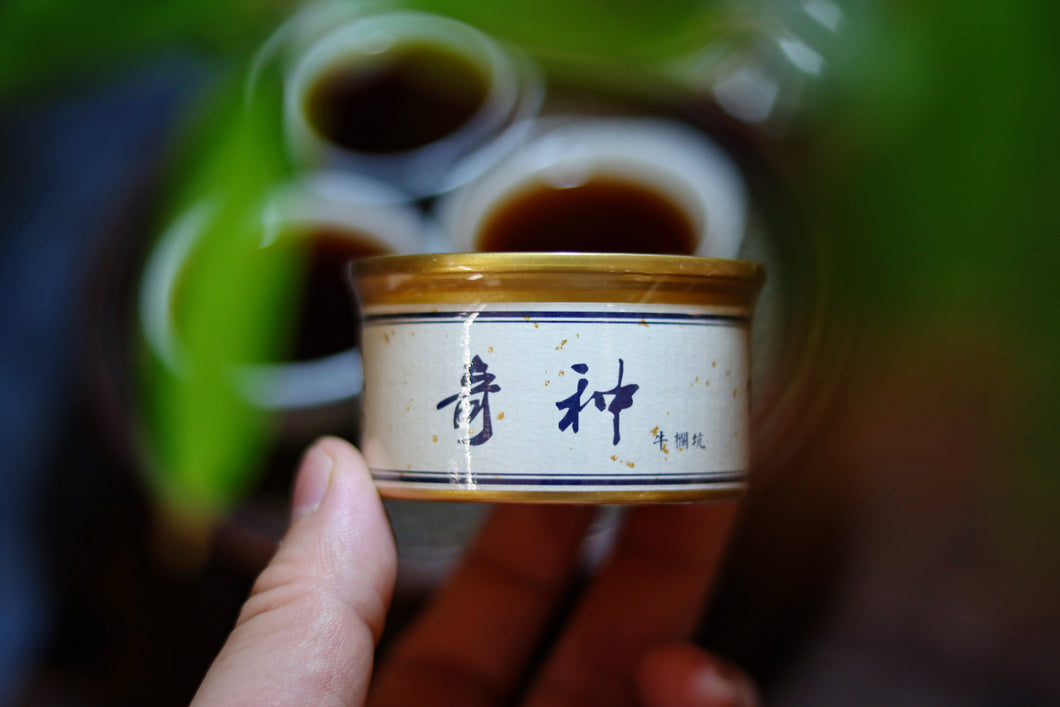 Rock Bones Hide Treasures, Craftsmanship Bears Signature – Tongxinshe Presents 2025 Intangible Cultural Heritage Grade Niulan Keng Qizhong (8.3g per Can) to Tea Lovers 牛栏坑奇种