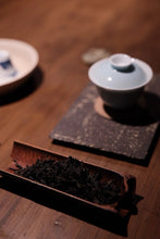 Load image into Gallery viewer, Tongxin She Teahouse | "Solitude" Huiyuan Keng Old Bush Shuixian: Sitting with Time, Meeting One's Inner Self。孤独
