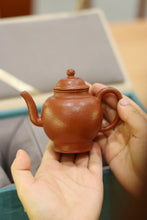 Load image into Gallery viewer, The Tongxin She Teahouse&#39;s treasured teapot: Master Ye Xiangkun&#39;s handmade pear skin zhu clay small coal mine teapot.
