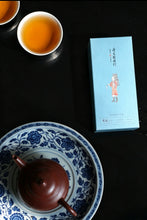 Load image into Gallery viewer, Tea as a Pilgrimage: Tongxin She Presents Kuanlu "Xuanzang's Journey to the West · Cyan-Blue Edition" Cliff Cinnamon 唐玄奘西行·青蓝版
