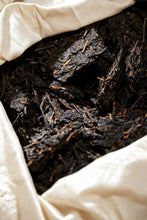 Load image into Gallery viewer, Brewing Taro-Aged Tea on Rainy Days, Vintage Brew Soothes the Soul 2006 Naturally Taro-scented Aged Liubao Tea
