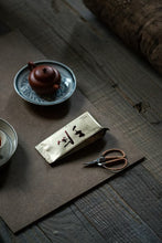 Load image into Gallery viewer, 2025 Tongxinshe Teahouse Presale Launch: &quot;Golden Key&quot;/金钥匙, A Rare Wuyi Rock Tea Variety – Savoring the Essence of Rock and Floral Aroma in Every Sip
