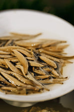 Load image into Gallery viewer, Tongxin She · Dual Masters&#39; Co-branded Limited Edition White Tea | Tin Caddy Preserves Treasure, Time Condenses Fragrance
