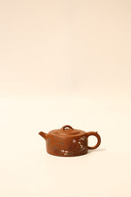 Load image into Gallery viewer, New Arrival at Tongxin She Teahouse: Zhou Jian&#39;s Handcrafted &quot;Well Rail&quot; Teapot – A Vessel of Clay, A Carrier of Aspirations
