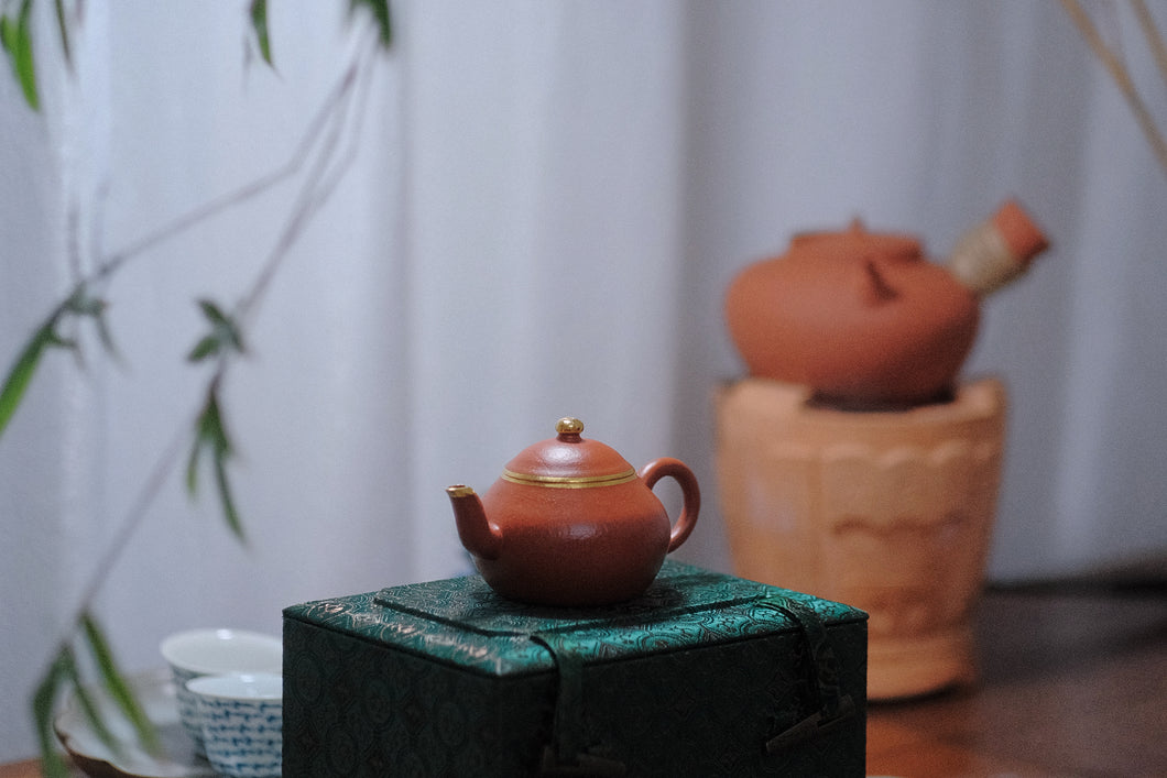 The ancient raw sand Zhu ni pear-shaped teapot made by Mr. Ye Xiangkun, pure gold decoration/Li Xing Capacity: 120cc。