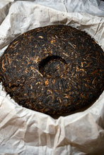 Load image into Gallery viewer, Tongxin She Tea House Exclusive Release | 1999 Yiwu Zheng Mountain Aged Raw Pu'er Tea, Hand-Signed Version by Master Du Qiongzhi
