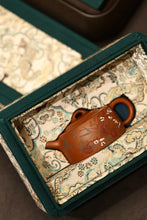 Load image into Gallery viewer, New Arrival at Tongxin She Teahouse: Zhou Jian&#39;s Handcrafted &quot;Well Rail&quot; Teapot – A Vessel of Clay, A Carrier of Aspirations

