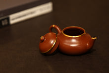 Load image into Gallery viewer, Tongxinshe Teahouse&#39;s collection of purple clay teapots &quot;Hui Yunjie pear-shaped Dahongpao red clay pot&quot;

