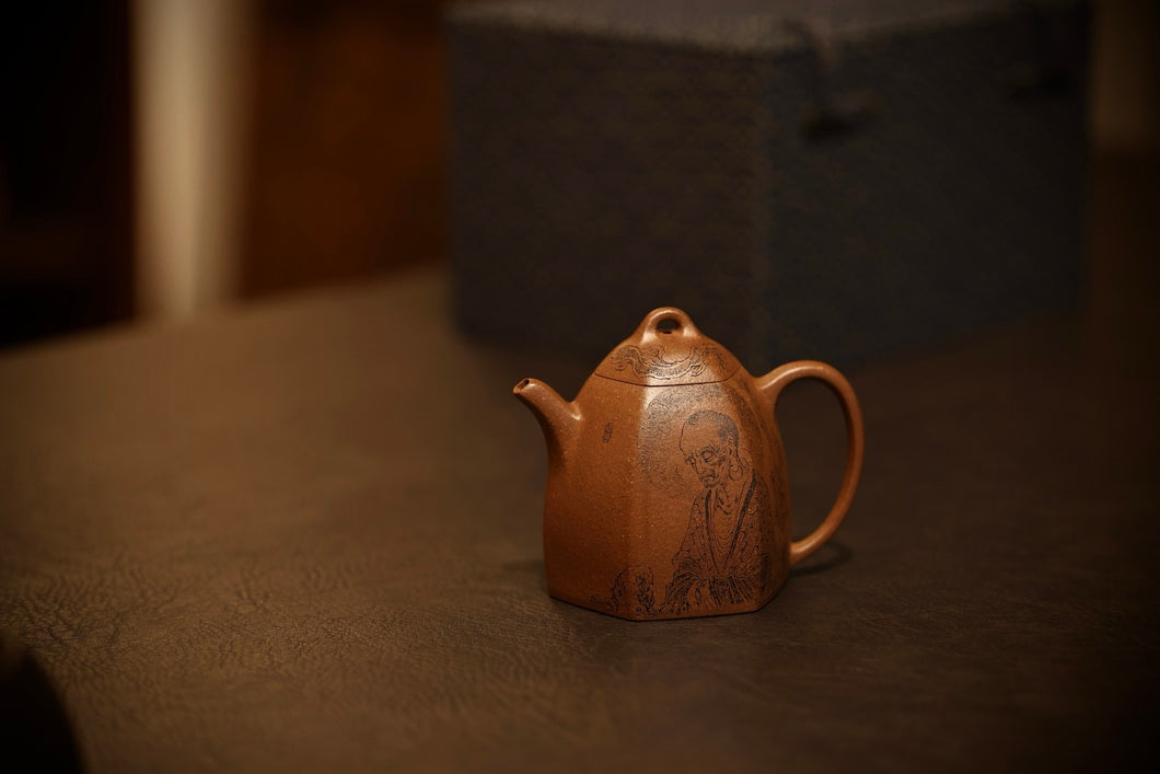 A Treasured Purple Clay Vessel, A Wonderful Realm of Zen Tea——Appreciation of the Hexagonal Qinquan Teapot with Engraving of Patriarch Bodhidharma in Tongxinshe Teahouse Collection