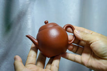 Load image into Gallery viewer, Teacher Ye Xiangkun made a traditional raw sand Zhu ni teapot, a replica of the Qing Dynasty goose egg-shaped teapot, with a capacity of 120cc, and there is only one of its kind.
