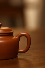 Load image into Gallery viewer, Tongxin She Teahouse Collection · Zhou Yun&#39;s Handmade Zhaozhuang Raw Sand Zhu Ni Dezhong Teapot
