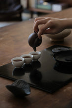Load image into Gallery viewer, Tongxin She Curated Collection | 2004 Laotong‑zhi First‑Edition Special‑Edition Ripe Pu‑erh Tea With Exclusive Serial Number · Master Zou Bingliang’s Private‑Cellar Aged Tea (8g Tasting Sample)
