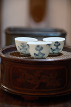 Load image into Gallery viewer, The Head-Up Duck · Tongxin Teahouse Exclusive Blue-and-White Tasting Cup
