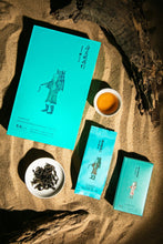 Load image into Gallery viewer, Tea as a Pilgrimage: Tongxin She Presents Kuanlu &quot;Xuanzang&#39;s Journey to the West · Cyan-Blue Edition&quot; Cliff Cinnamon 唐玄奘西行·青蓝版
