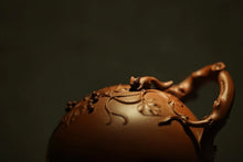 Load image into Gallery viewer, Tongxin She Teahouse Collection | Hand‑crafted by Lu Xinjian · Premium Zhuni Da Hong Pao Squirrel‑Grapes Teapot/松鼠葡萄🍇

