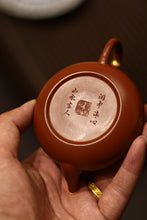 Load image into Gallery viewer, Tongxinshe Teahouse&#39;s collection of purple clay teapots &quot;Hui Yunjie pear-shaped Dahongpao red clay pot&quot;
