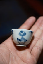 Load image into Gallery viewer, The Head-Up Duck · Tongxin Teahouse Exclusive Blue-and-White Tasting Cup
