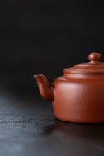 Load image into Gallery viewer, Tongxin She Teahouse New Arrival | Qin Xin&#39;s &quot;Top Grade Dahongpao Zhu Clay Sun Hat Pot&quot;: When Practical Ware Meets Millennium Cultural Heritage

