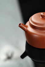 Load image into Gallery viewer, Tongxin She Teahouse Collection · Zhou Yun&#39;s Handmade Zhaozhuang Raw Sand Zhu Ni Dezhong Teapot
