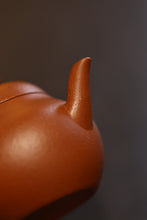 Load image into Gallery viewer, Tongxinshe Teahouse Collection Recommendation: Shi Jiahui&#39;s Handmade Raw Sand Red Clay Mengchen Pear-Shaped Teapot (70cc)
