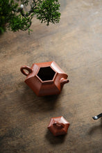 Load image into Gallery viewer, Tongxin She Teahouse Collection: Zhaozhuang Premium Small Red Clay · Shouzhuo Square Teapot (Pang Hongzhi&#39;s 120cc Handmade Work)
