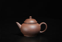 Load image into Gallery viewer, Tongxin She Teahouse｜Handcrafted by the “Clay Collector”The Original Heart of Tea in 200-Year-Aged Purple Clay Shuiping Teapot
