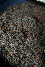 Load image into Gallery viewer, Smoke Penetrates the Leaf, Longan Sweetness Lingers Tongxin She’s 2023 Tongmuguan Smoked Lapsang Souchong Four Years of Aging, Returning to the Origin of Black Tea烟熏小种/YAn XUN XIAO ZHONG
