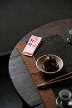 Load image into Gallery viewer, Tongxin She Tea House Premium Recommendation | 2025 Charcoal-Roasted "桃醉 Peach Enchantment" Shuiliandong Rougui
