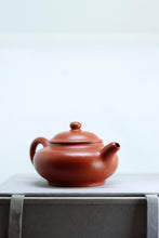 Load image into Gallery viewer, In a tiny vessel lies inner calm, a handful reveals master craftsmanship｜Hui Xiangyun Old Cinnabar Clay Low Pan Teapot, 120cc惠祥云矮潘
