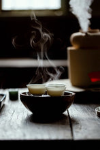 Load image into Gallery viewer, Tongxinshe Starter Rock Tea｜Lianhua Peak Rou Gui – A Gentle Rock Rhyme for Beginners 莲花峰肉桂
