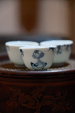 Load image into Gallery viewer, The Head-Up Duck · Tongxin Teahouse Exclusive Blue-and-White Tasting Cup
