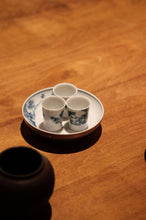 Load image into Gallery viewer, Tongxinshe Elegant Wares · Hand-Painted Blue and White Bamboo &amp; Rock Kung Fu Tea Set from Jingdezhen 景德镇手绘青花竹石功夫茶组
