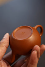 Load image into Gallery viewer, Tongxinshe Teahouse Collection Recommendation: Shi Jiahui&#39;s Handmade Raw Sand Red Clay Mengchen Pear-Shaped Teapot (70cc)
