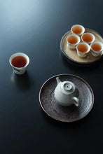 Load image into Gallery viewer, Tongxin She Teahouse Selection | Creamy White Gilded Bamboo Teacups Snow-white porcelain adorned with bamboo painted in gilded pigment.
A gilded rim encircles the cup, freezing tranquil time upon the vessel.
