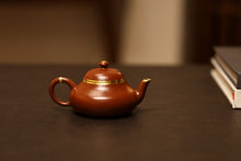 Load image into Gallery viewer, Tongxinshe Teahouse&#39;s collection of purple clay teapots &quot;Hui Yunjie pear-shaped Dahongpao red clay pot&quot;

