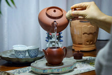 Load image into Gallery viewer, Teacher Ye Xiangkun made a traditional raw sand Zhu ni teapot, a replica of the Qing Dynasty goose egg-shaped teapot, with a capacity of 120cc, and there is only one of its kind.
