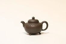 Load image into Gallery viewer, Tongxin She Tea House Collection | Cloud Shoulder Ruyi Teapot · 100cc · Fully Handcrafted in Treasured Sharkskin Green Clay (Master Hui Yisa)
