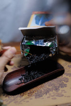 Load image into Gallery viewer, Tongxinshe Teahouse Recommends Aged Rock Tea: 2001 Shui Jin Gui
