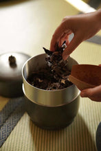 Load image into Gallery viewer, Tongxin She Teahouse: Encountering the Ancient Charm and Tea Aroma of JIELAN Tea Tin
