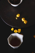 Load image into Gallery viewer, Tongxin She 2026 Tongmuguan Old-Clump Black Tea New Launch | Bearing Mountain Bones, Sipping Years, One Brew Reveals Tongmu 老枞红茶
