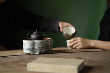 Load image into Gallery viewer, Ink-colored Landscape Copper-top Tea Boat Tongxinshe Teahouse Recommendation A tea session, with mountains and rivers captured on the vessel. 墨彩山水铜面茶船/壶承
