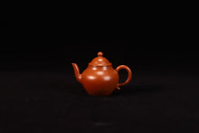 Load image into Gallery viewer, Tongxin She Teahouse Recommends: Handmade Wrinkled Zhuni Qiushui Teapot (70cc) – The Charm and Century-Old Elegance of Zhuni Hidden in the Teapot
