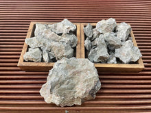 Load image into Gallery viewer, Tongxinshe Teahouse Selection: Old Pit Golden Duan Short Jinglan Purple Sand Pot – Unlock the Ultimate Tea-Tasting Aesthetics
