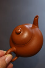 Load image into Gallery viewer, Tongxinshe Teahouse Collection Recommendation: Shi Jiahui&#39;s Handmade Raw Sand Red Clay Mengchen Pear-Shaped Teapot (70cc)
