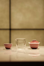 Load image into Gallery viewer, Recommended by Tongxinshe Teahouse: Cowpea Red Porcelain Travel Tea Set with Hand-Painted Blue-and-White Fish-Algae Pattern, Bringing Tea Aroma Along Your Journey
