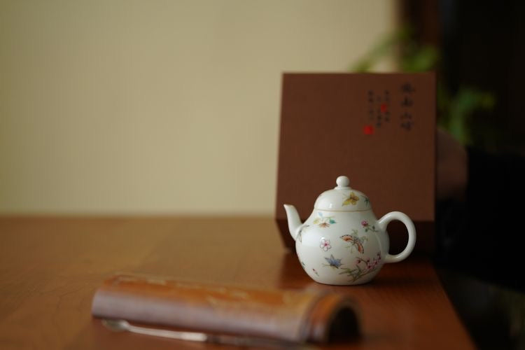 Pastel Butterfly Love Flower Siting Small Teapot/粉彩蝶恋花思亭小茶壶”。