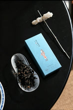 Load image into Gallery viewer, Tea as a Pilgrimage: Tongxin She Presents Kuanlu "Xuanzang's Journey to the West · Cyan-Blue Edition" Cliff Cinnamon 唐玄奘西行·青蓝版
