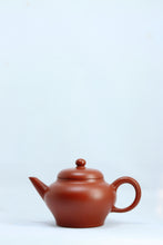 Load image into Gallery viewer, Xiangyun Vermilion Clay Teapot · Noble Elegance from Old Huangshan Mine惠祥云。
