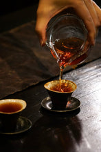 Load image into Gallery viewer, Tongxin She Teahouse Presents Masterpiece by Intangible Cultural Heritage Inheritor Wang Guoxing
Huiyuankeng Tianjiao Old Bush Narcissus, 3-Year Aged, Six-Time Charcoal Roasted Full-Fire Gift Box2024慧苑坑天角老枞水仙
