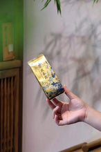 Load image into Gallery viewer, Tongxin She Teahouse | Moss Traces &amp; Spring Dew · Tianxin Rock Shi Ru/天心岩石乳。
